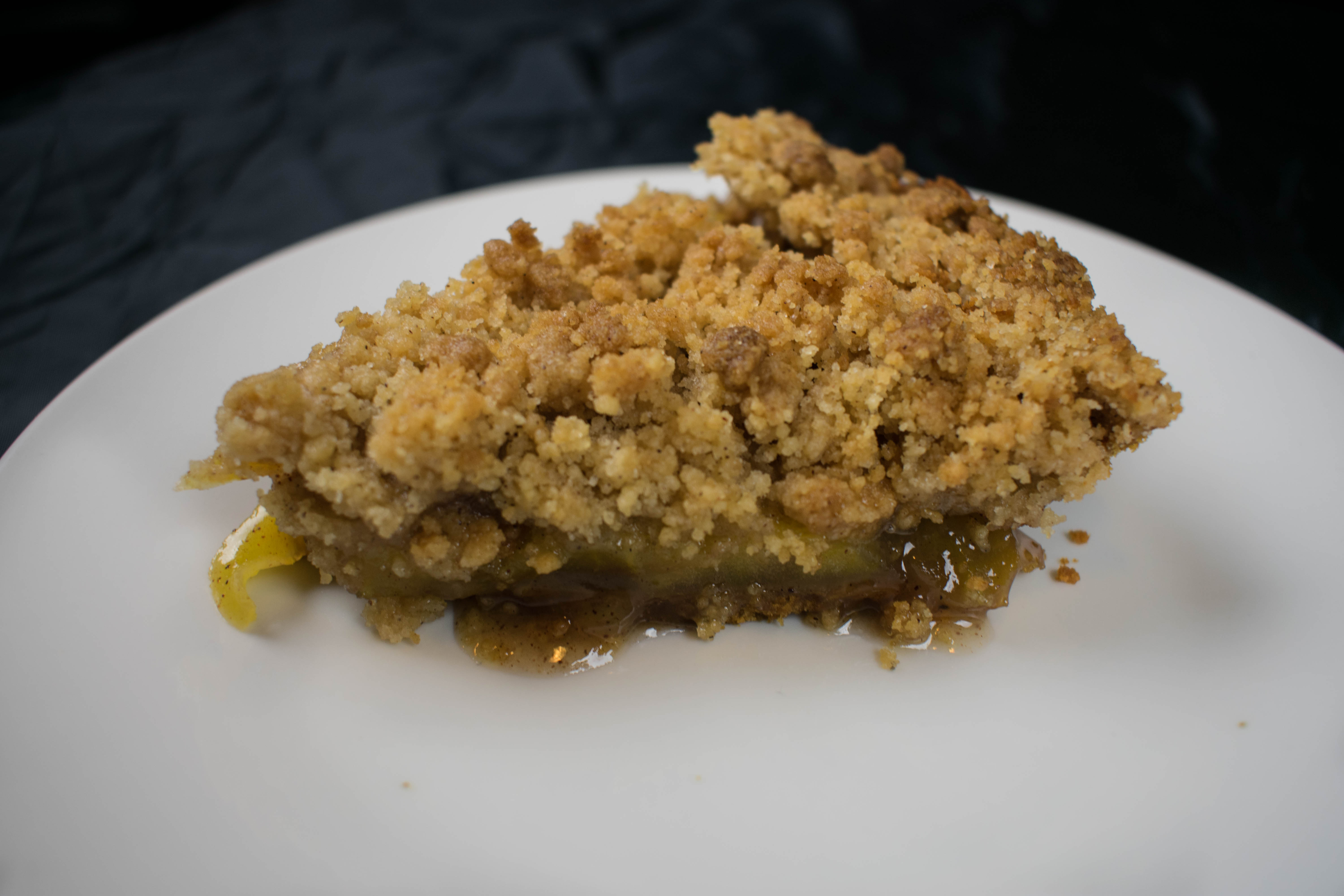 Cinnamon apple pie with crumble topping